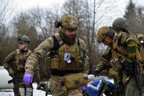 Soldaten aus verschiedenen Ländern evakuieren verletzen Kameraden bei einer Übung