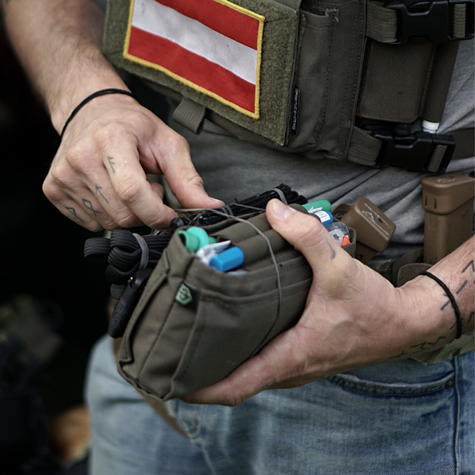IFAK (Individual First Aid Kit) befindet sich am Körper des Waffenträgers und beinhaltet alle wichtigen Materialien, die für die unmittelbare Erstversorgung bei Schussunfällen benötigt wird. 